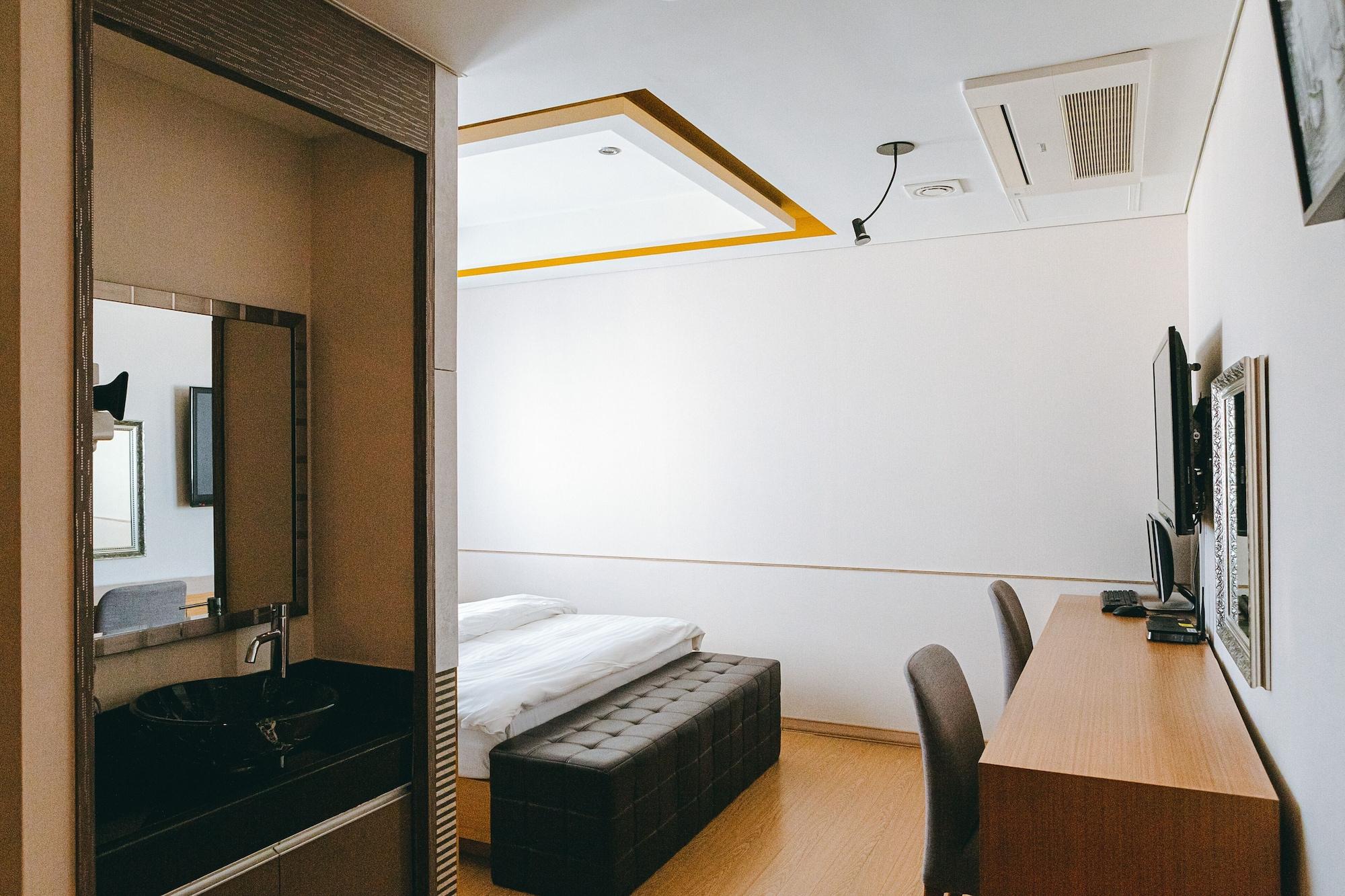 Gallery Tourist Hotel Tongyeong Esterno foto