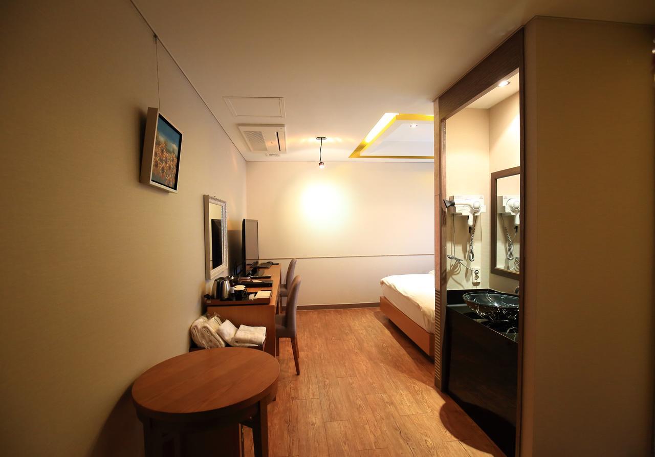 Gallery Tourist Hotel Tongyeong Esterno foto